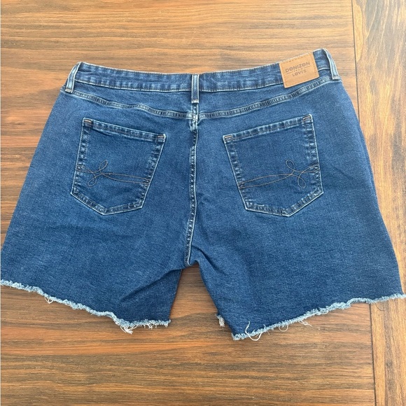 Denizen by Levi’s Mid Rise Denim Cut Off Shorts, Plus Size 18 - Picture 2 of 10